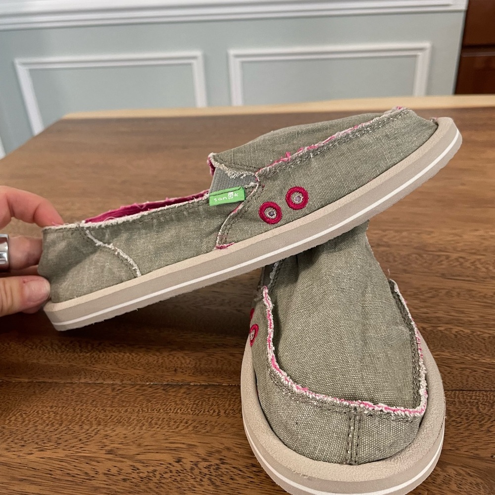 NWOT Sanuk Shoes in Olive Gray and Pink W Size 6